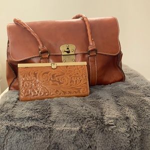 Patricia Nash Shoulder Bag w/wallet
